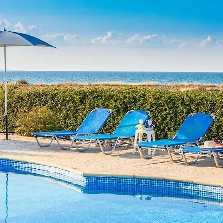 Villa In Sleeps 6 Includes Swimming Pool Air Con And Wifi 7 *