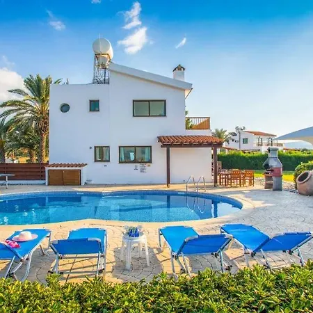 In Sleeps 6 Includes Swimming Pool Air Con And Wifi 7