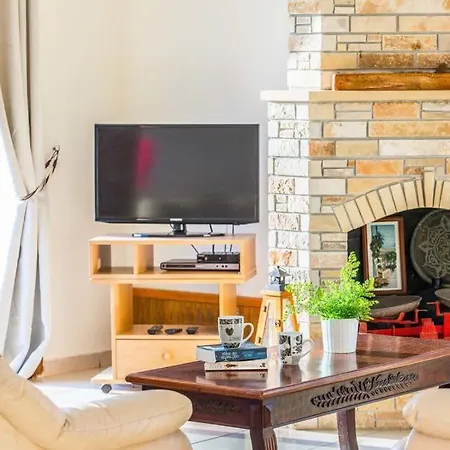 Villa In Sleeps 6 Includes Swimming Pool Air Con And Wifi 7