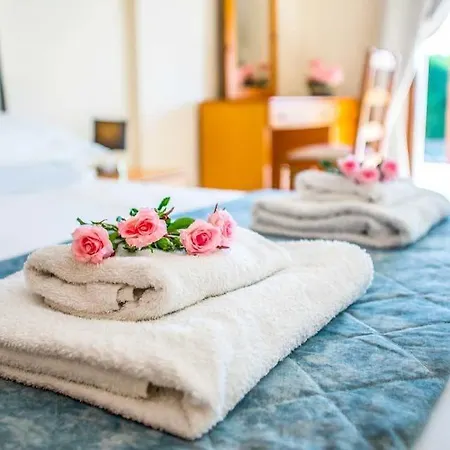In Sleeps 6 Includes Swimming Pool Air Con And Wifi 7 *