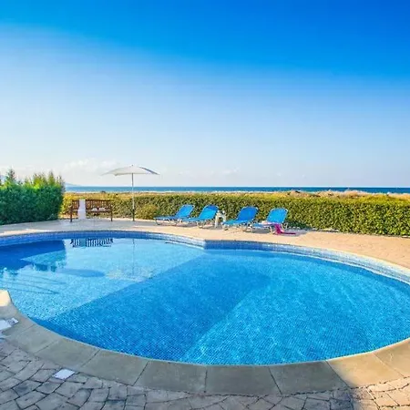 In Sleeps 6 Includes Swimming Pool Air Con And Wifi 7 *