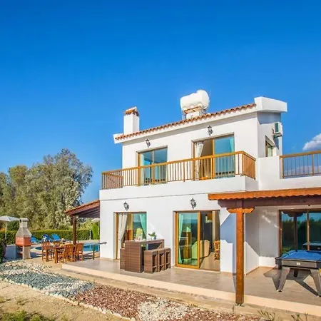 In Sleeps 6 Includes Swimming Pool Air Con&wifi 7 *