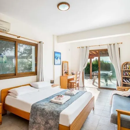 Вилла In Sleeps 6 Includes Swimming Pool Air Con And Wifi 7