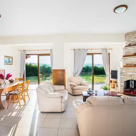 In Sleeps 6 Includes Swimming Pool Air Con&wifi 7 Villa