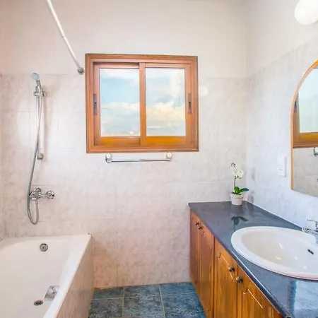 Вилла In Sleeps 6 Includes Swimming Pool Air Con And Wifi 7