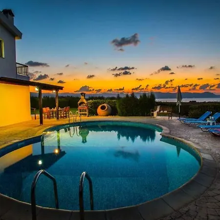 Villa In Sleeps 6 Includes Swimming Pool Air Con&wifi 7 *